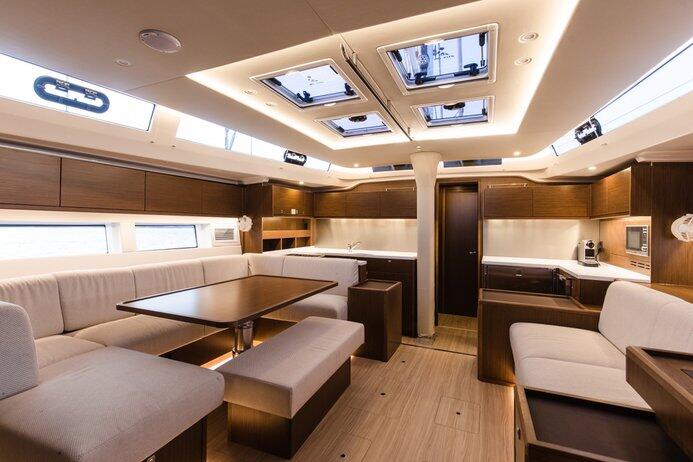 Sailing yacht 