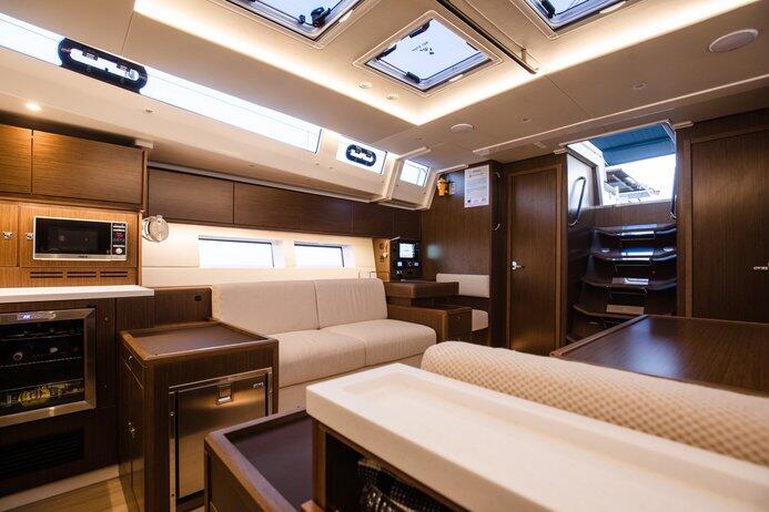 Sailing yacht 
