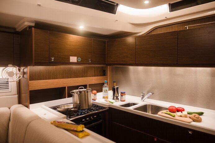 Sailing yacht 