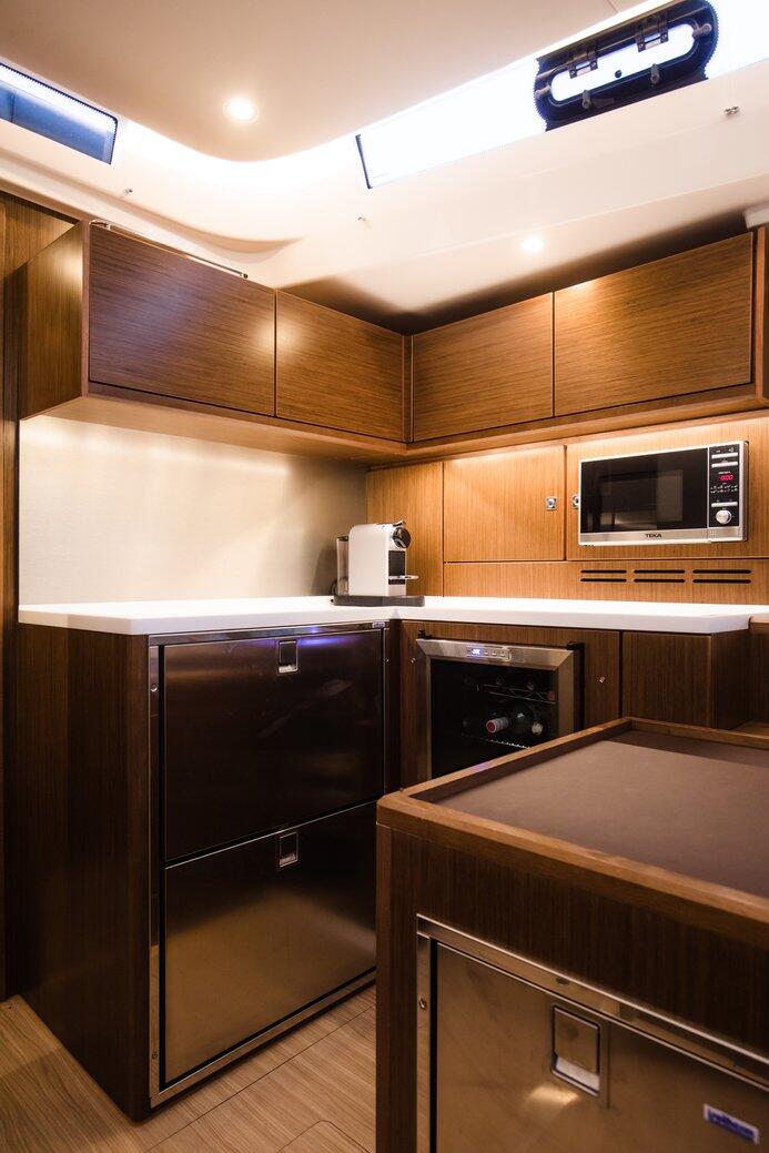 Sailing yacht 