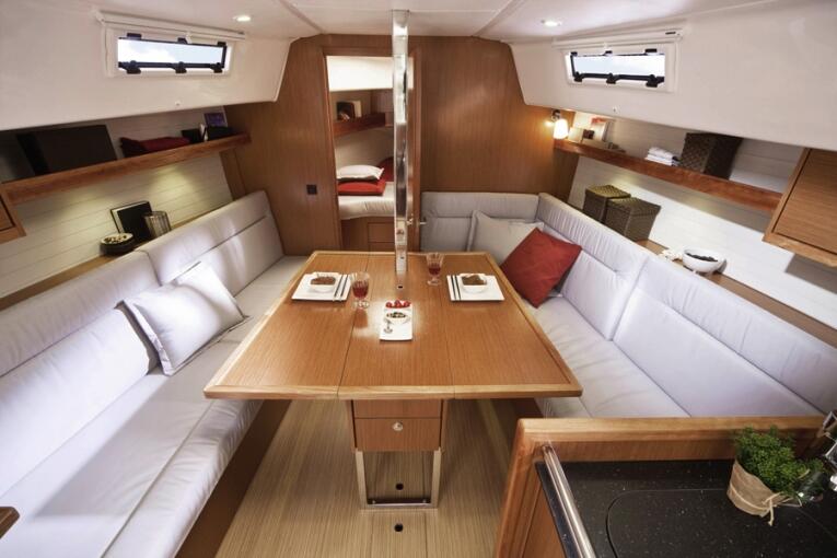 Sailing yacht 