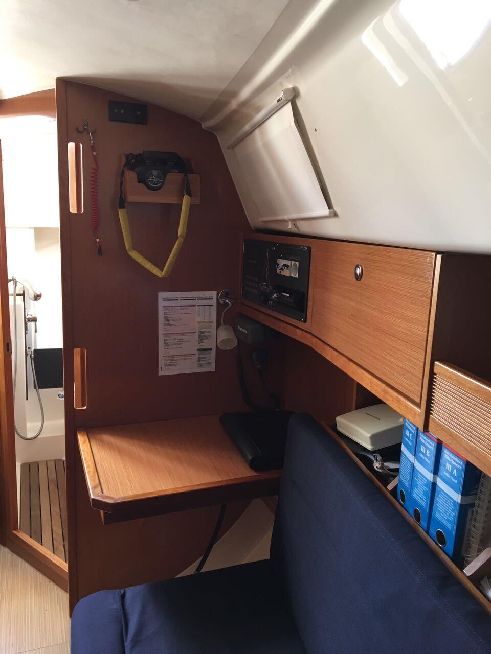 Sailing yacht 