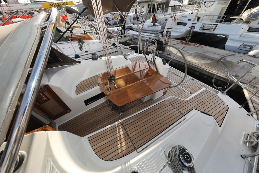 Sailing yacht 