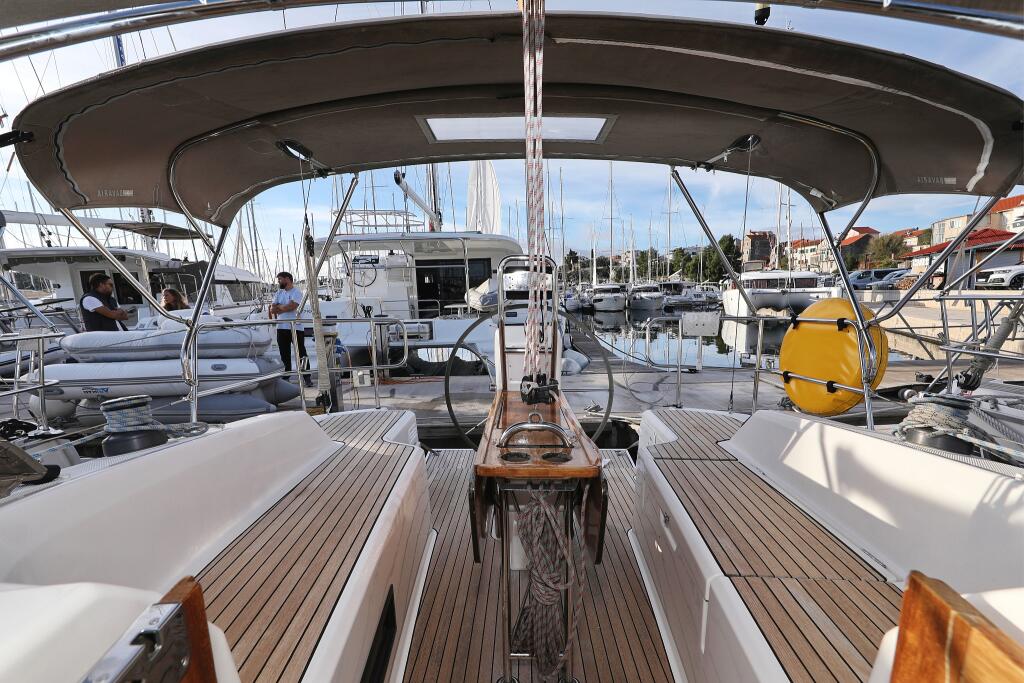 Sailing yacht 