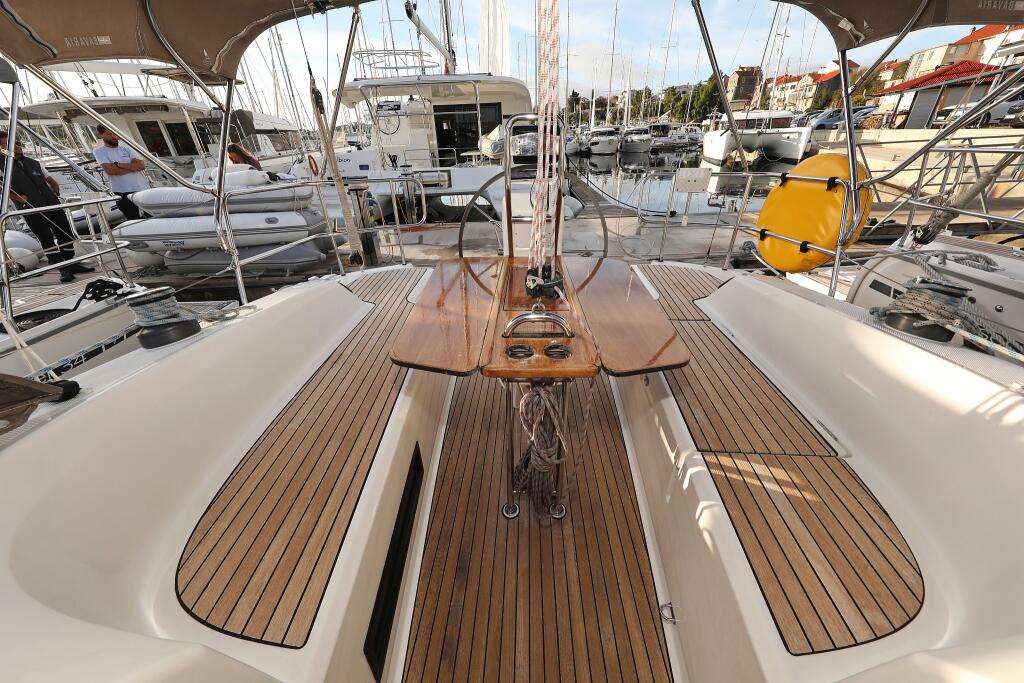 Sailing yacht 