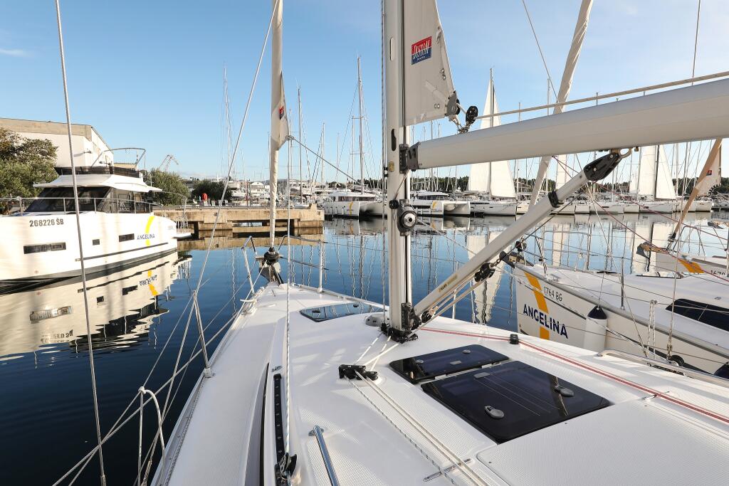 Sailing yacht 