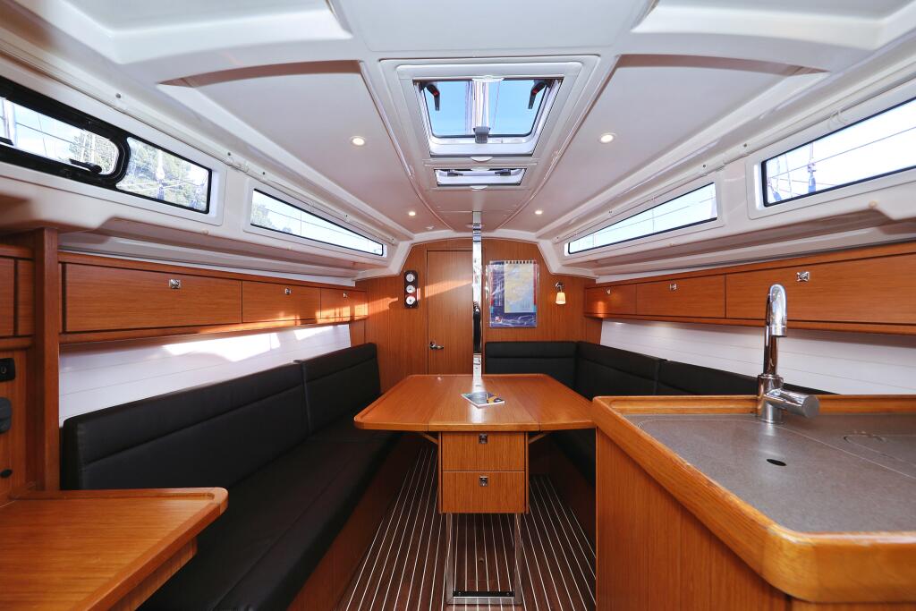Sailing yacht 