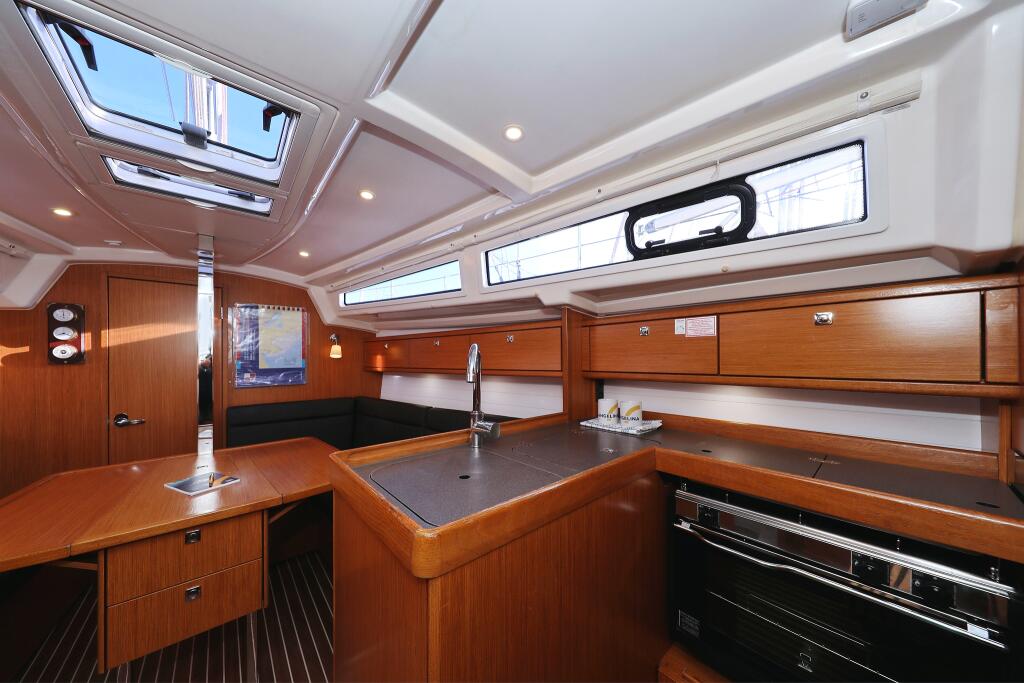 Sailing yacht 
