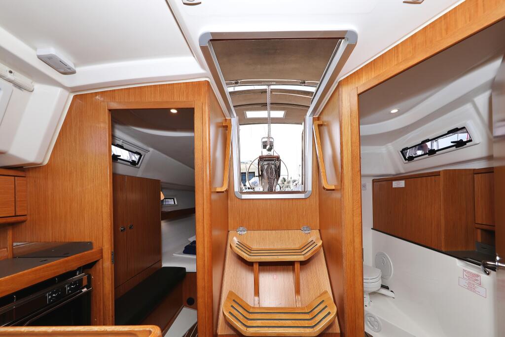 Sailing yacht 