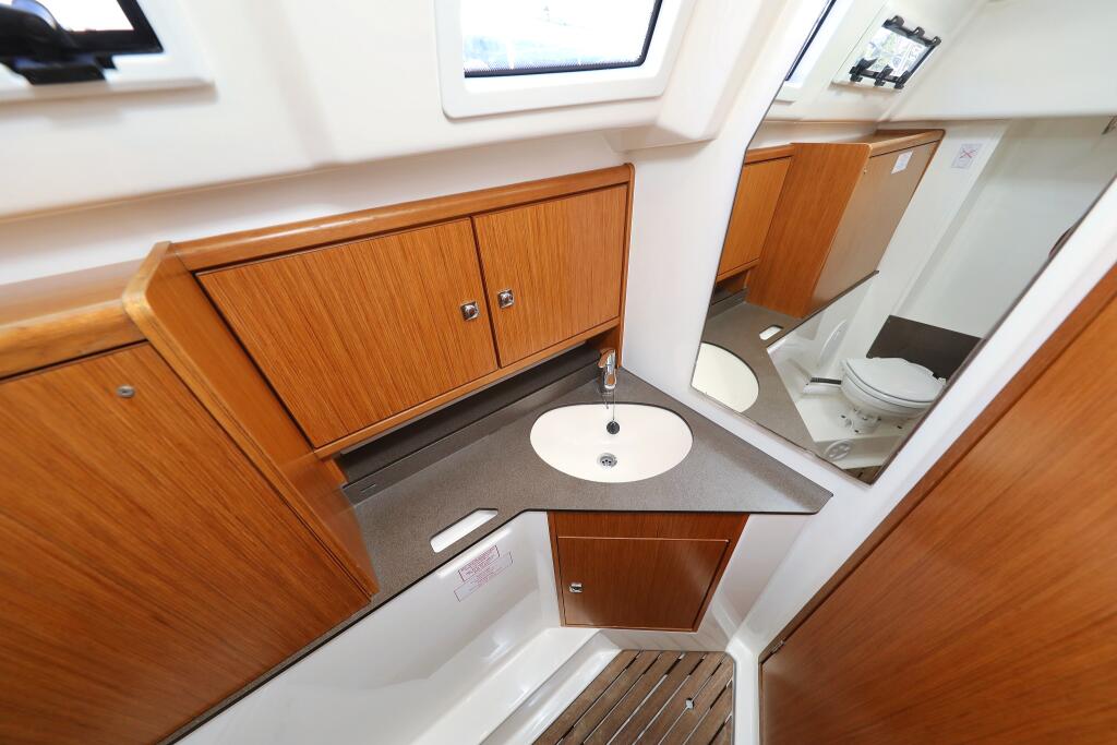 Sailing yacht 