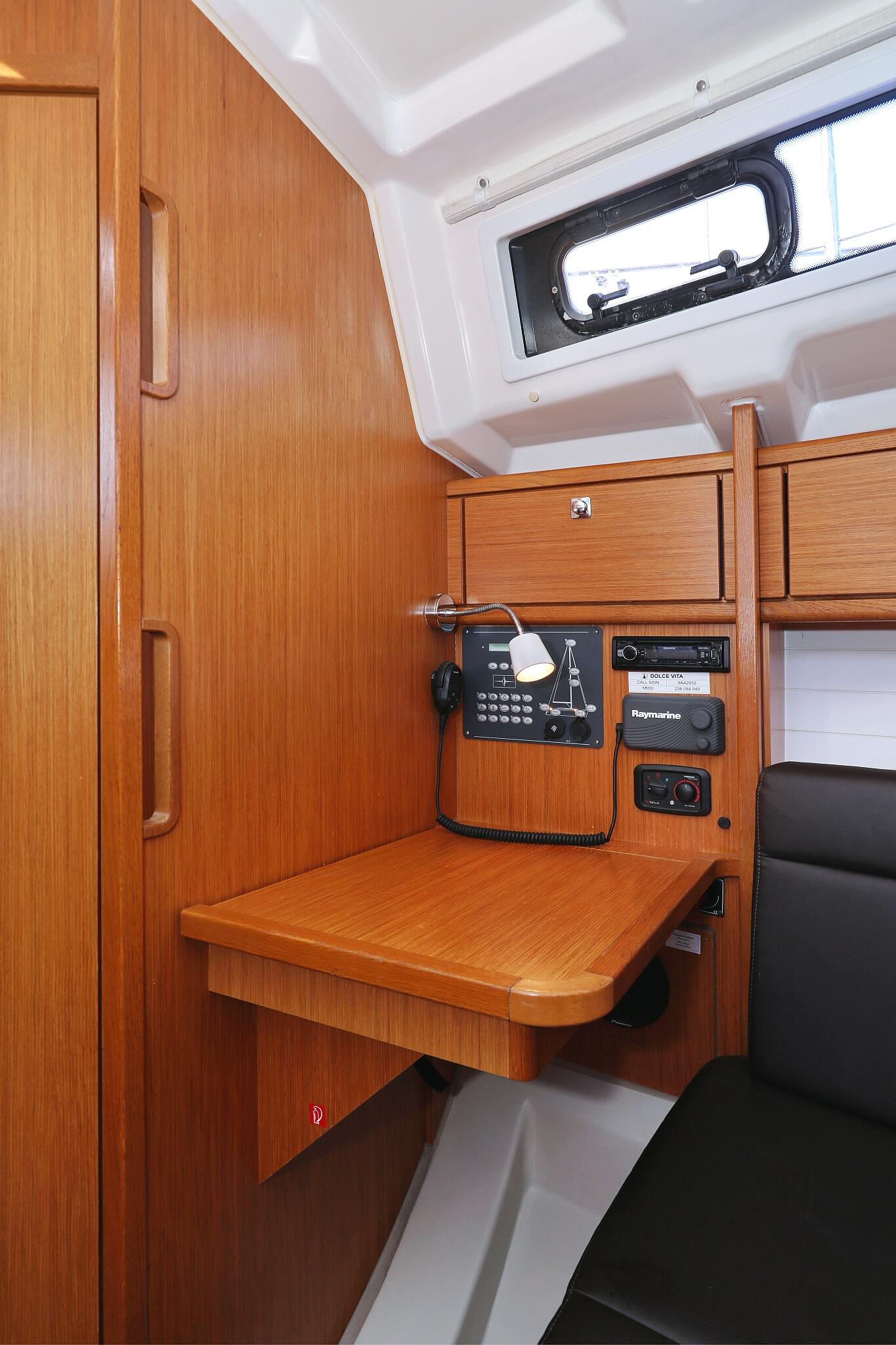 Sailing yacht 