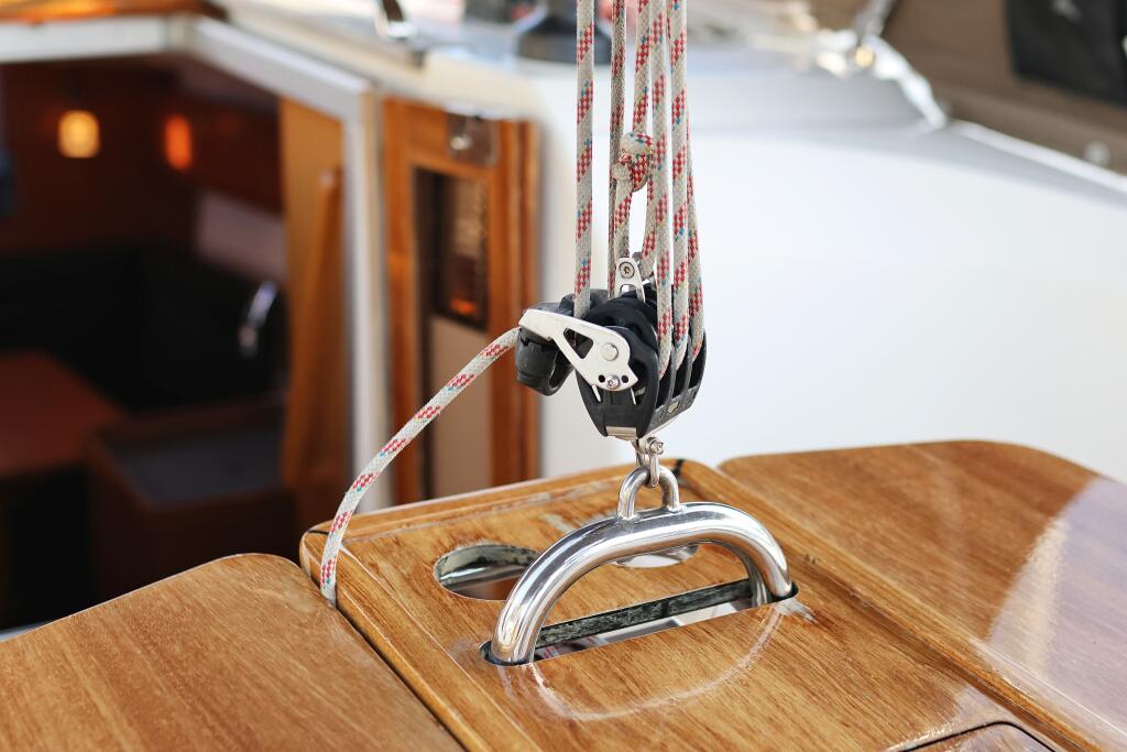 Sailing yacht 