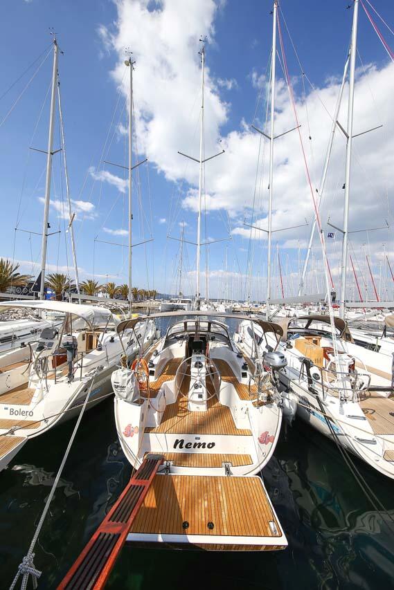 Sailing yacht 