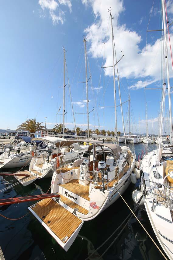 Sailing yacht 