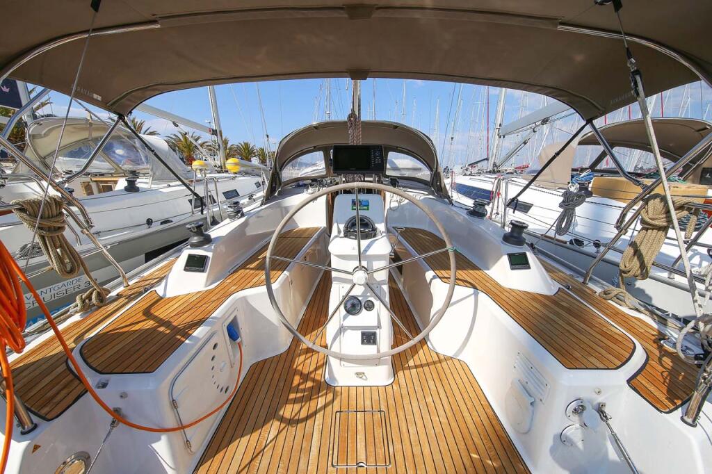 Sailing yacht 