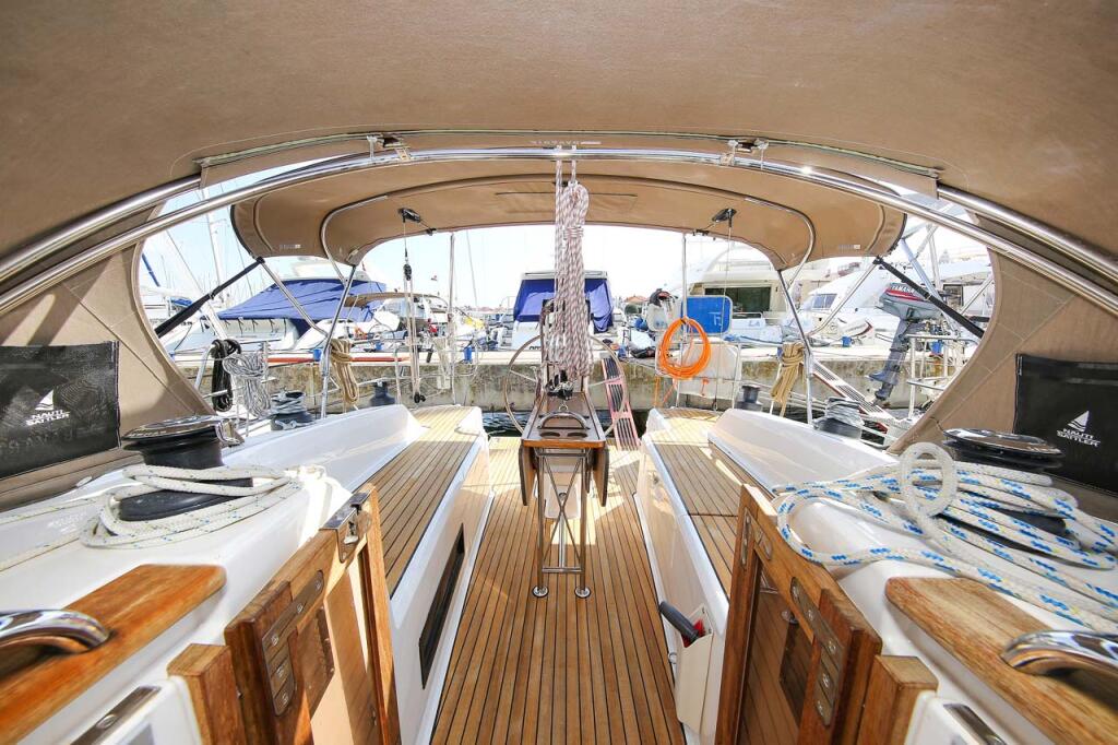 Sailing yacht 