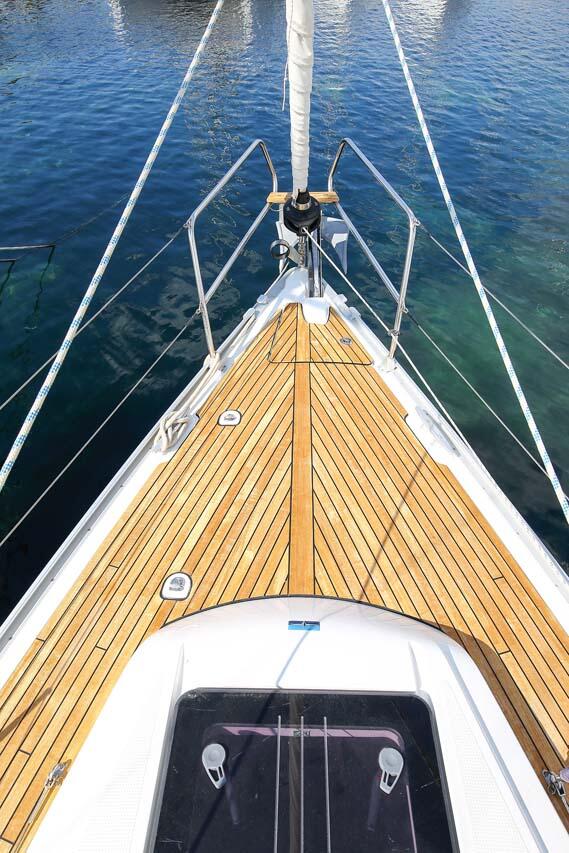 Sailing yacht 