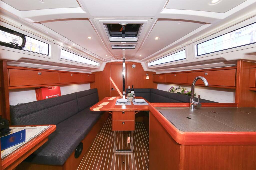 Sailing yacht 