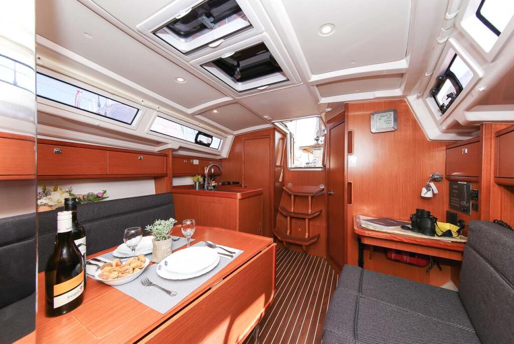 Sailing yacht 