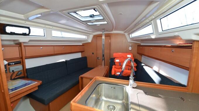 Sailing yacht 
