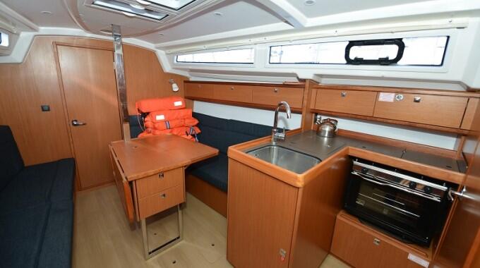 Sailing yacht 