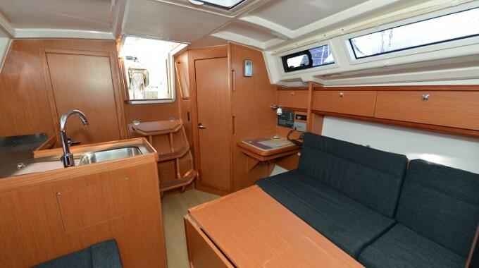 Sailing yacht 