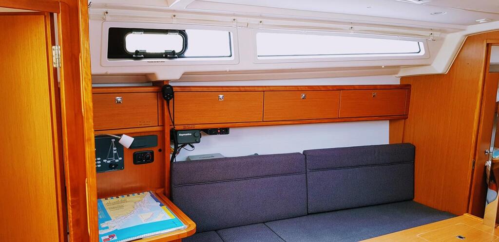 Sailing yacht 