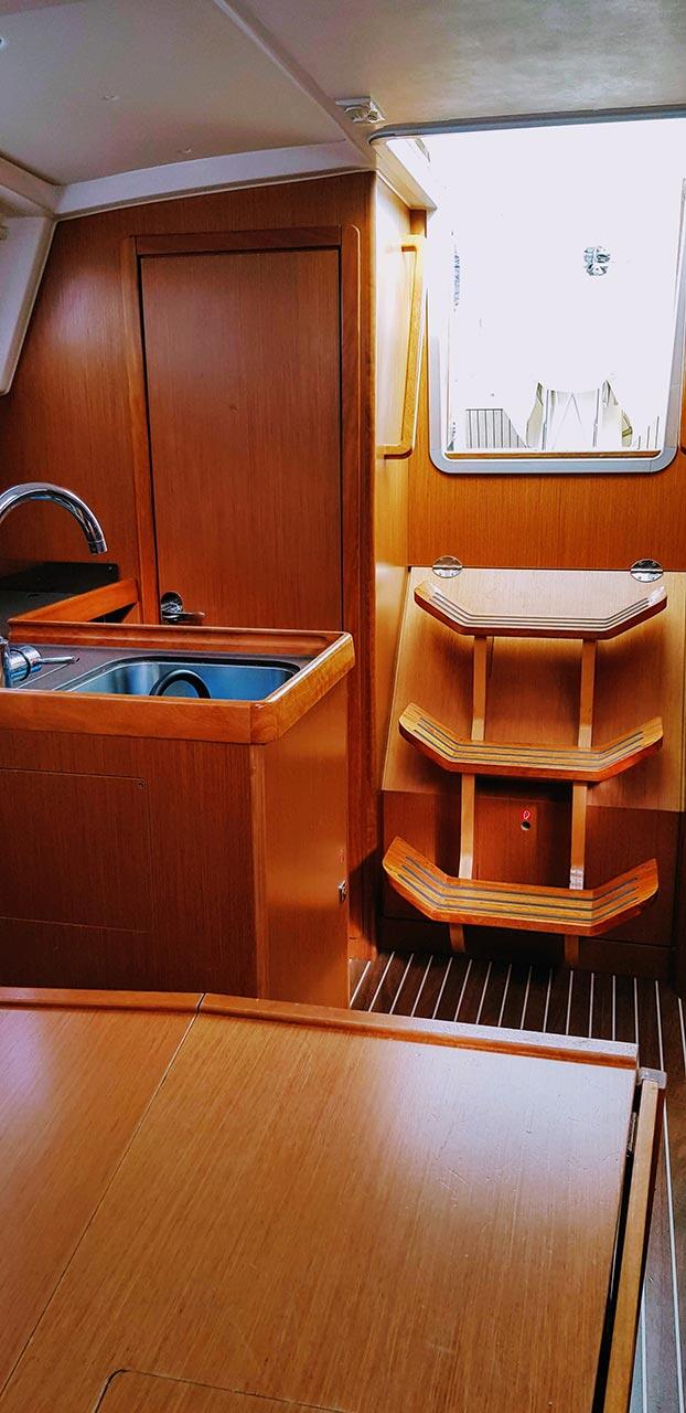 Sailing yacht 