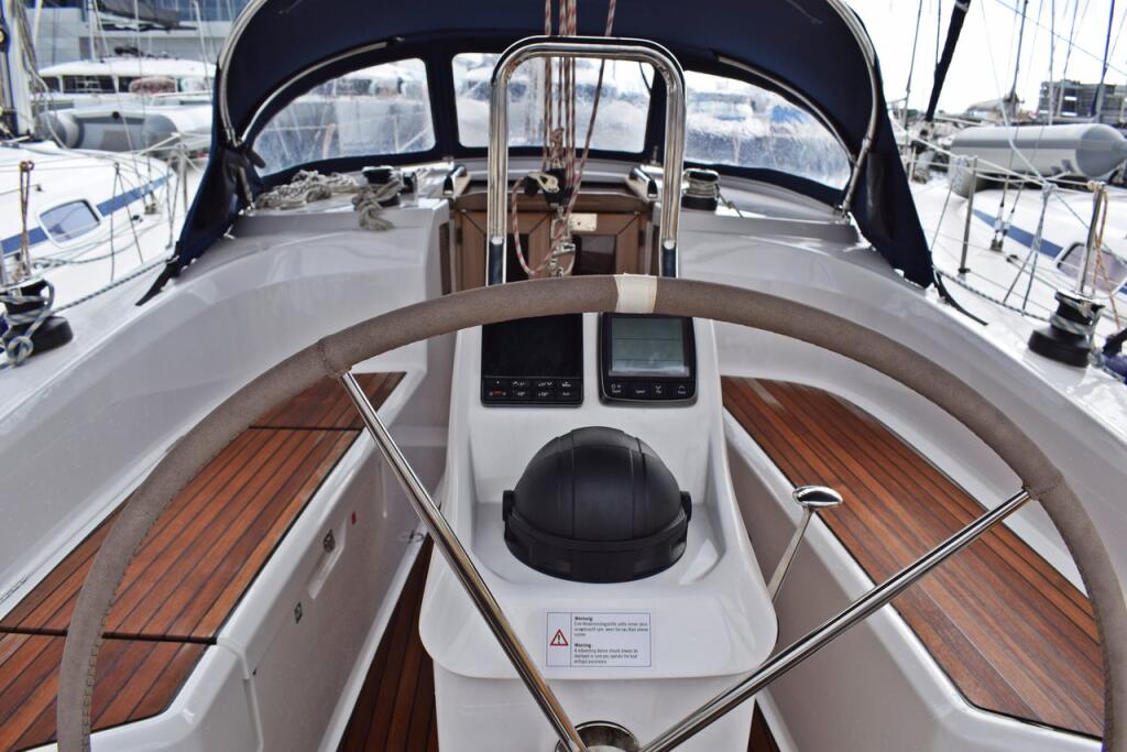 Sailing yacht 