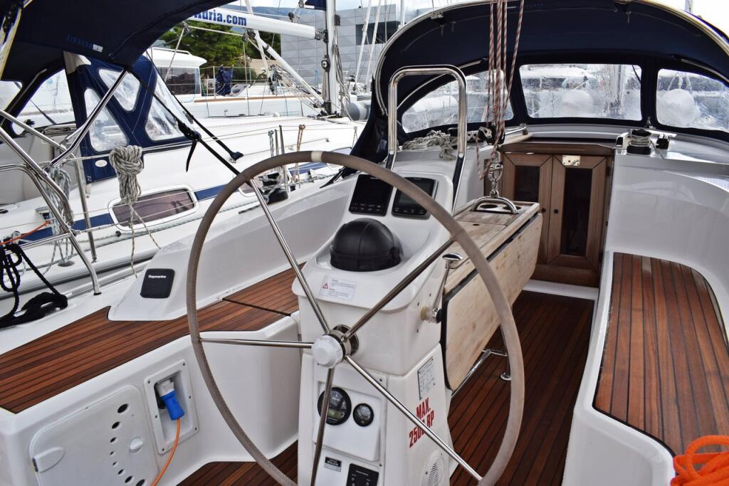 Sailing yacht 