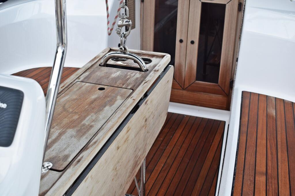 Sailing yacht 