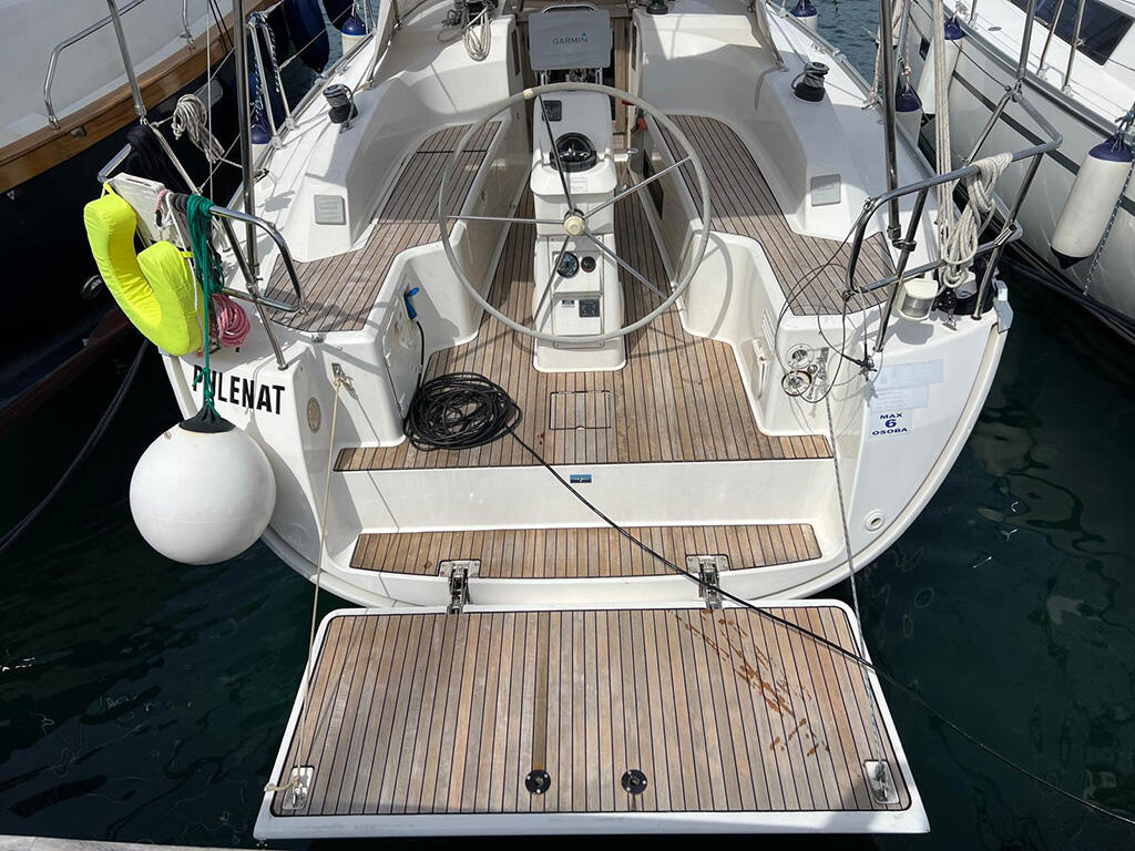 Sailing yacht 