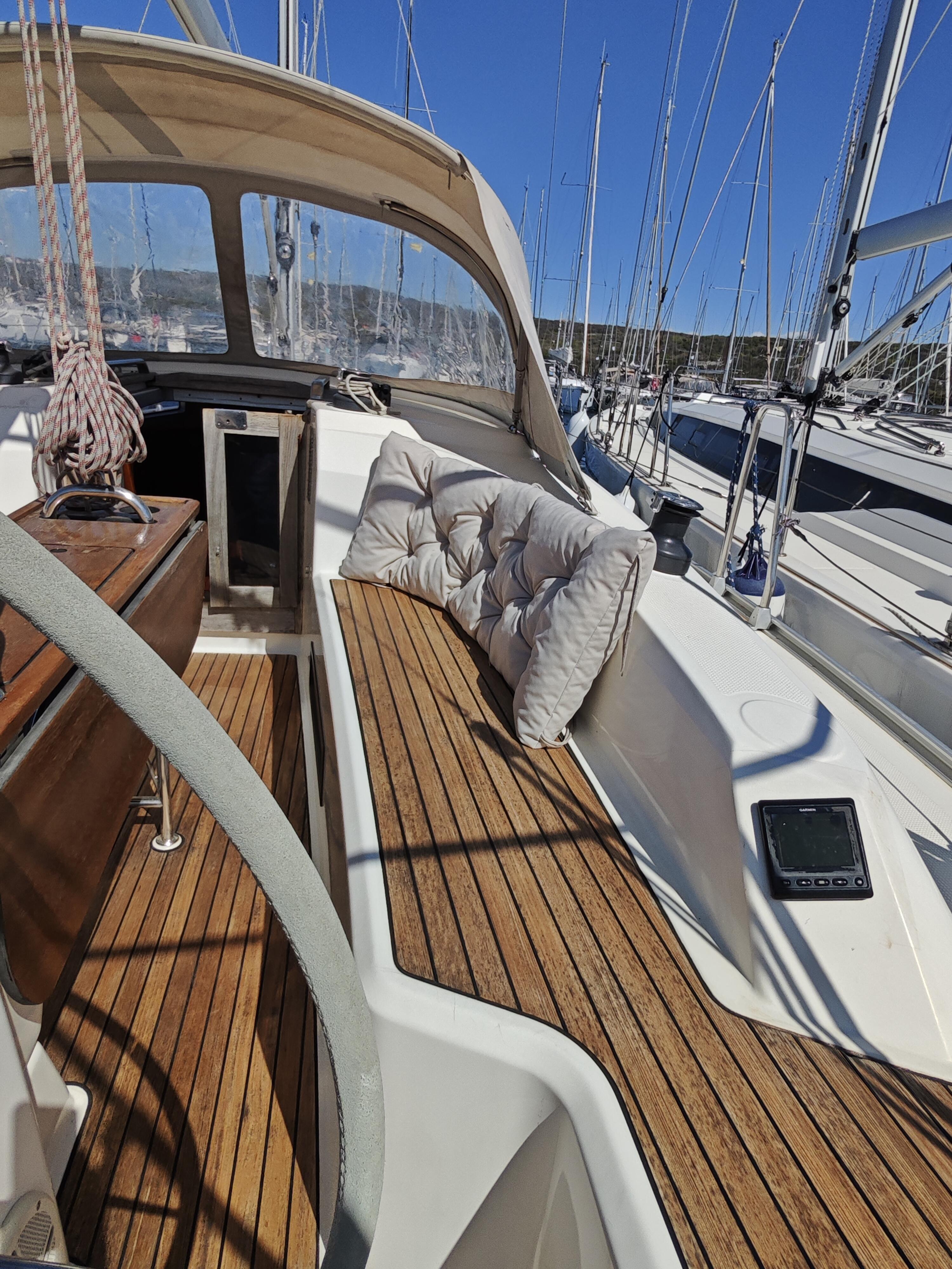 Sailing yacht 