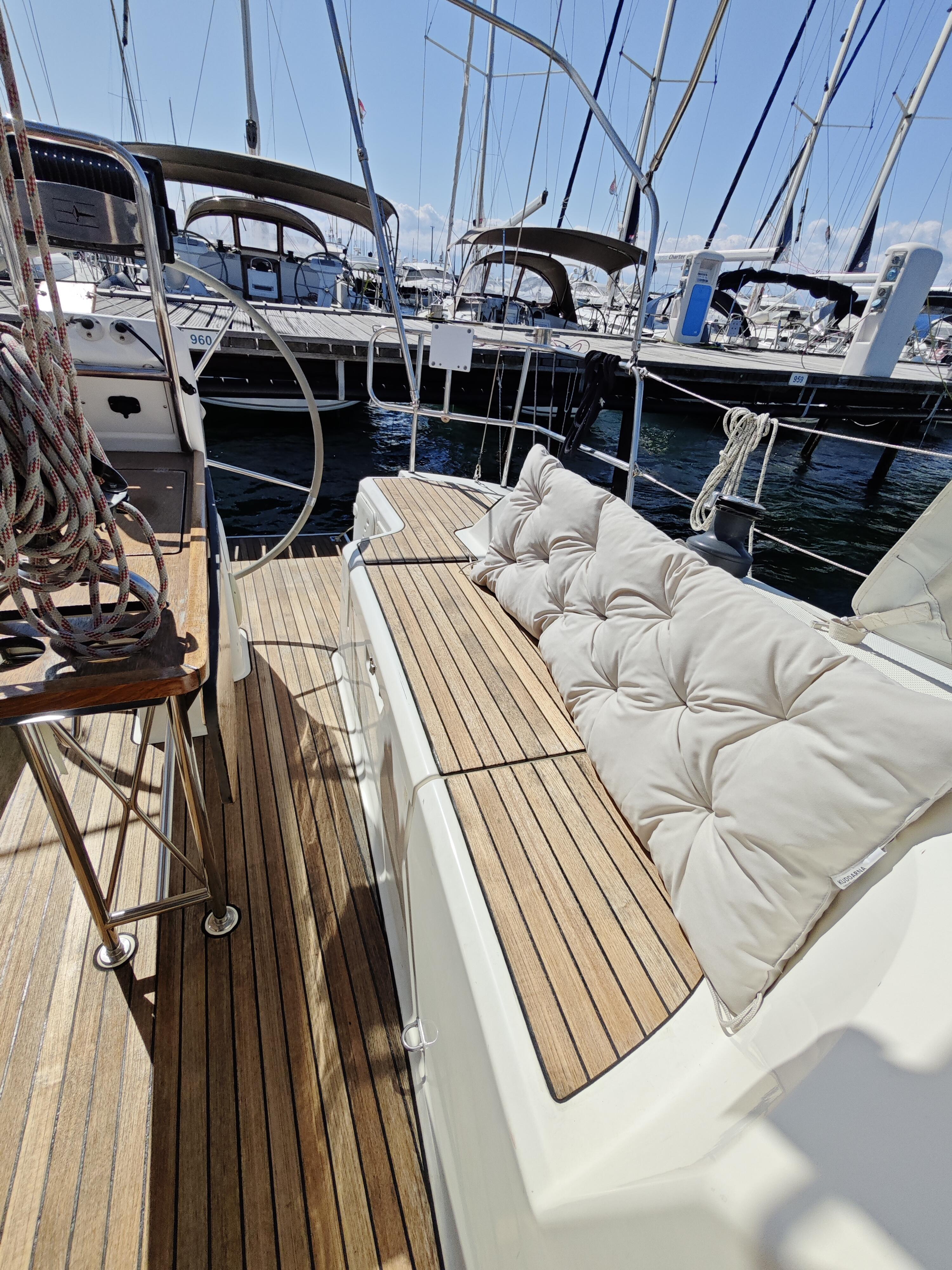 Sailing yacht 