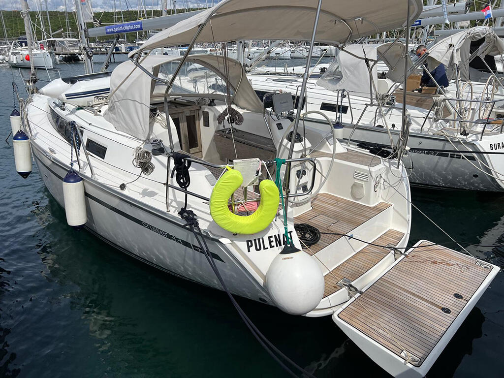 Sailing yacht 