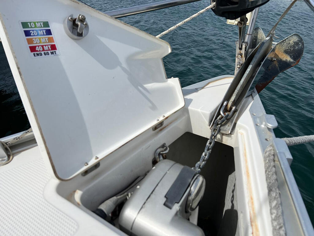 Sailing yacht 