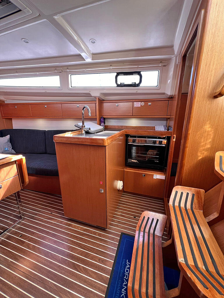 Sailing yacht 