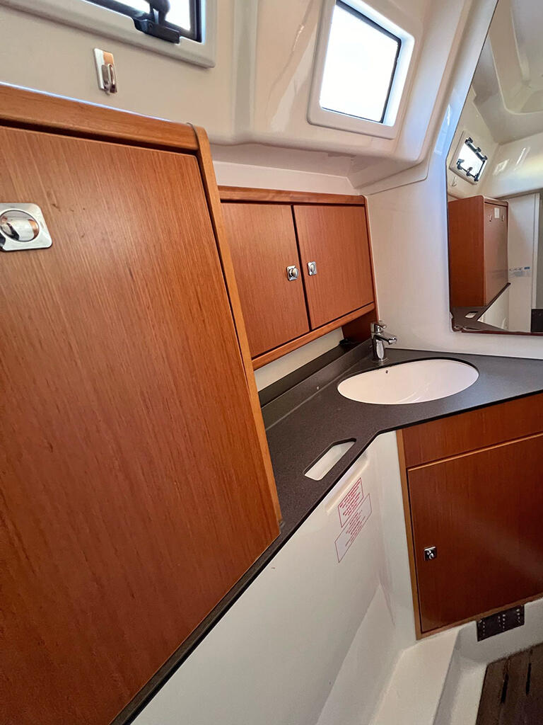 Sailing yacht 