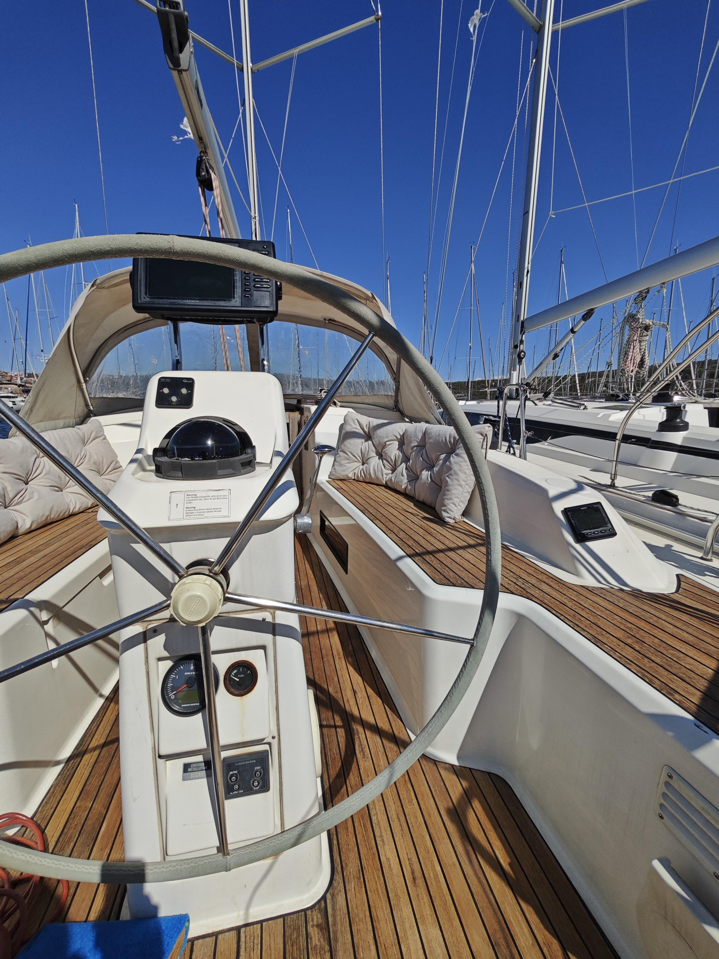 Sailing yacht 