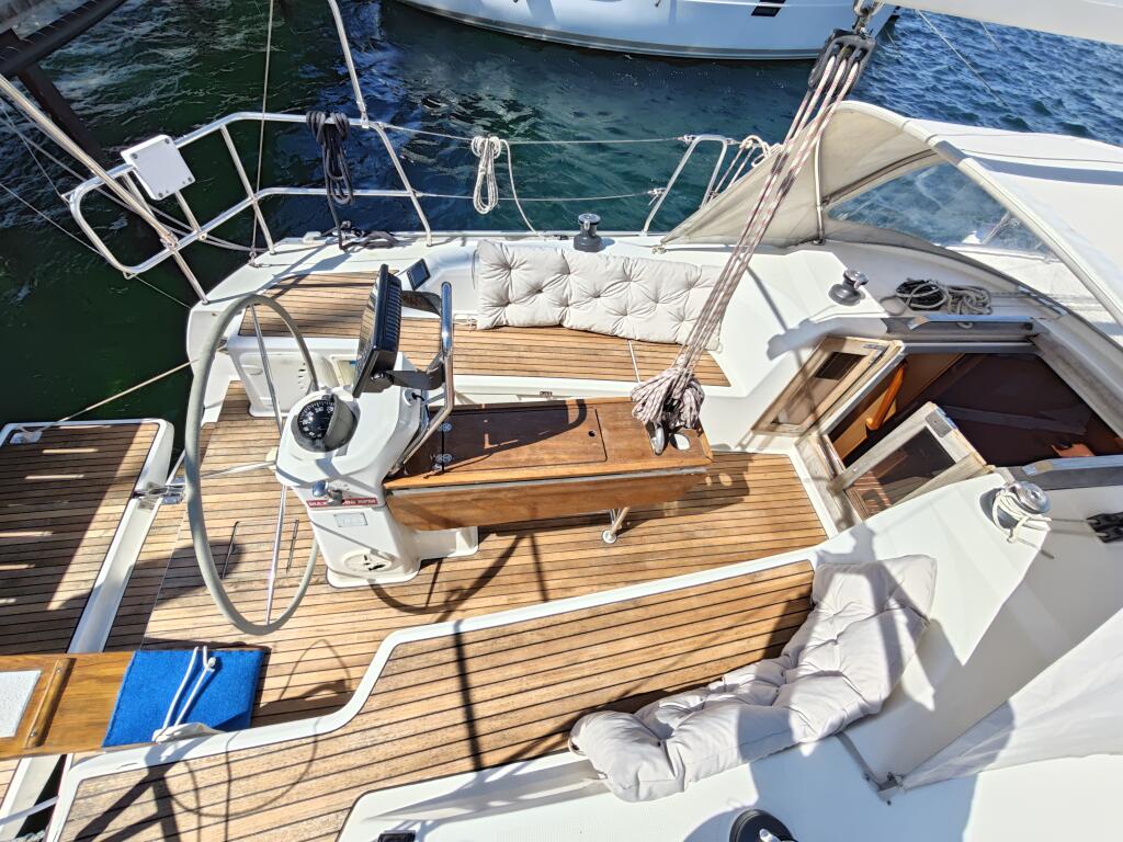 Sailing yacht 