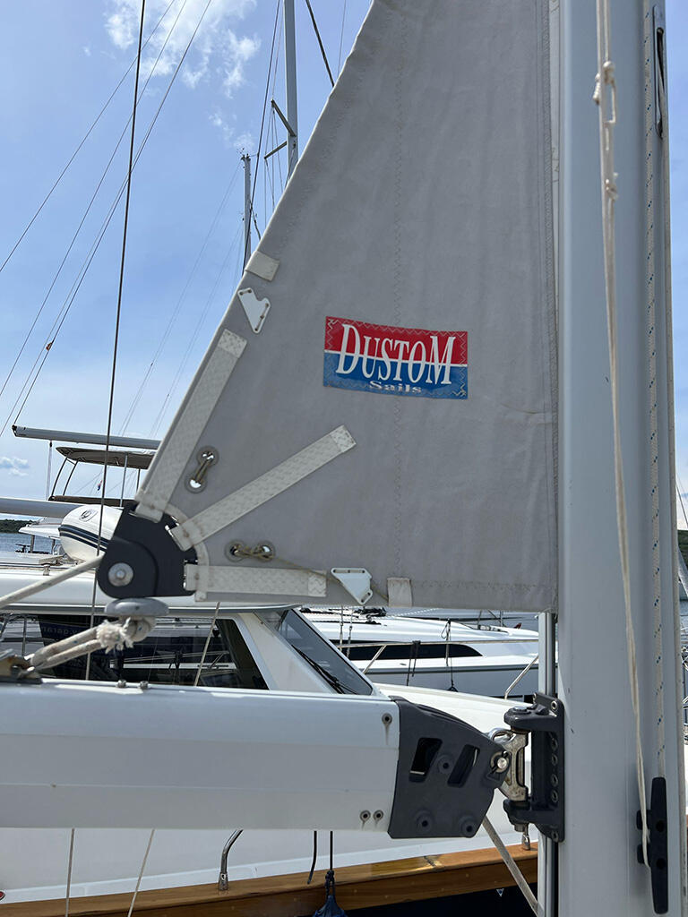 Sailing yacht 