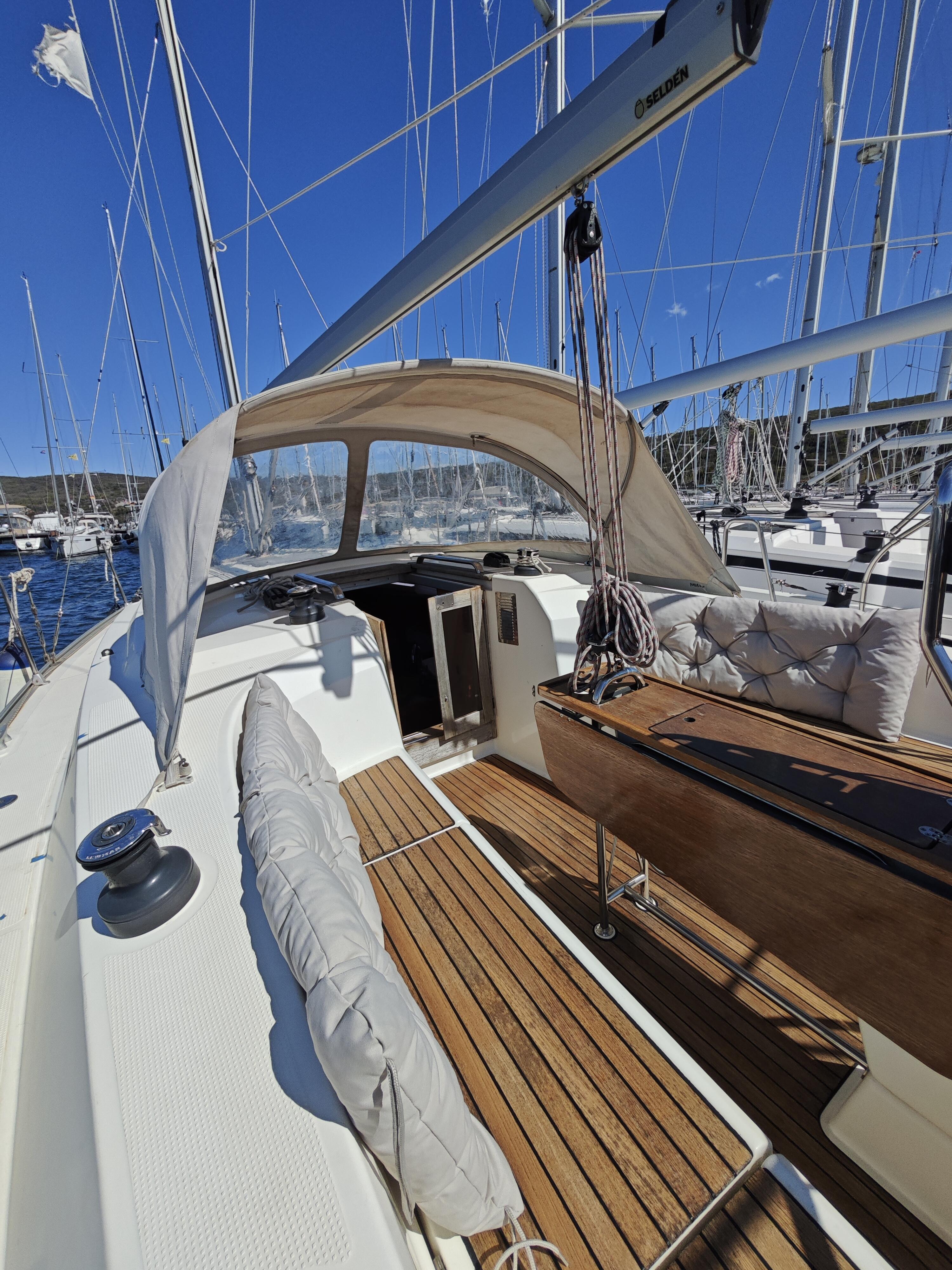 Sailing yacht 