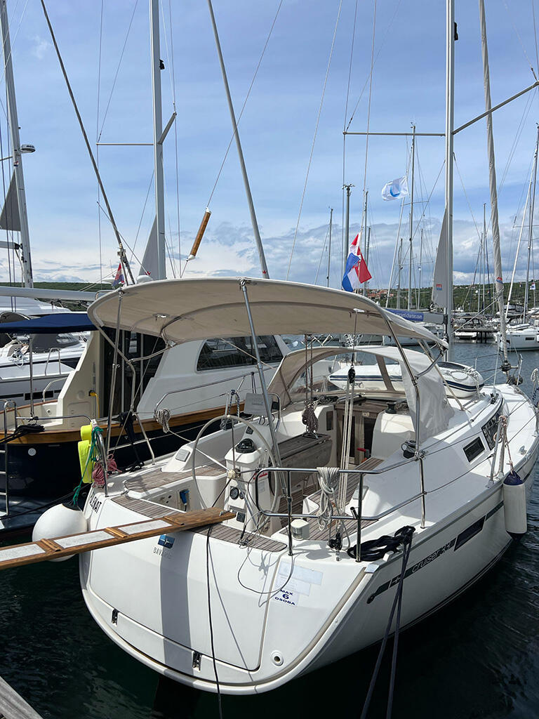 Sailing yacht 