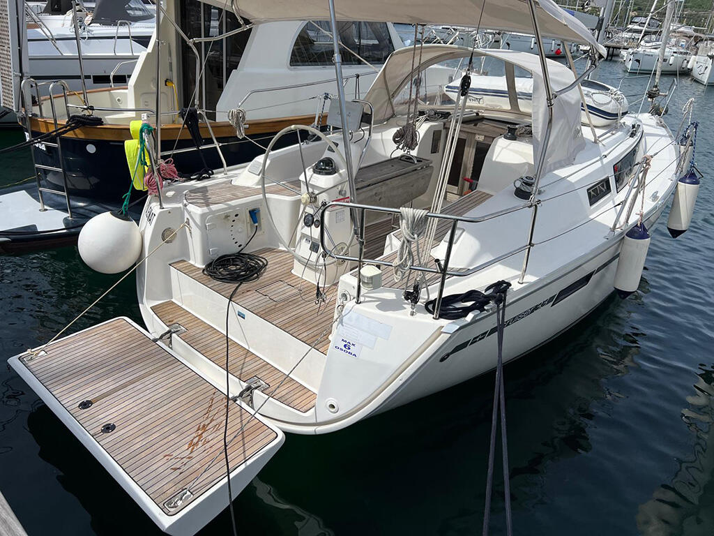 Sailing yacht 