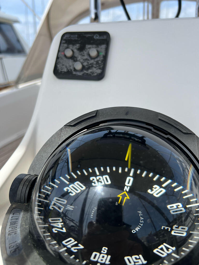 Sailing yacht 