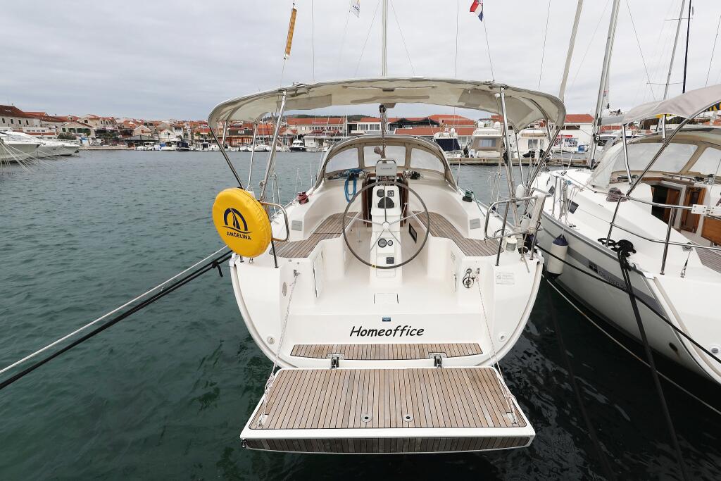 Sailing yacht 