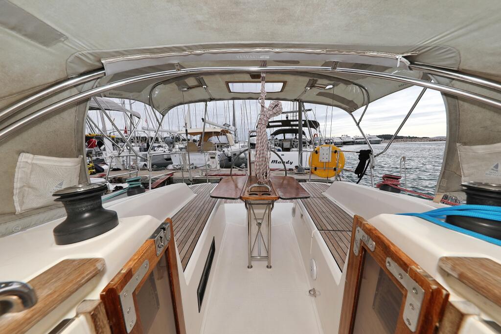 Sailing yacht 