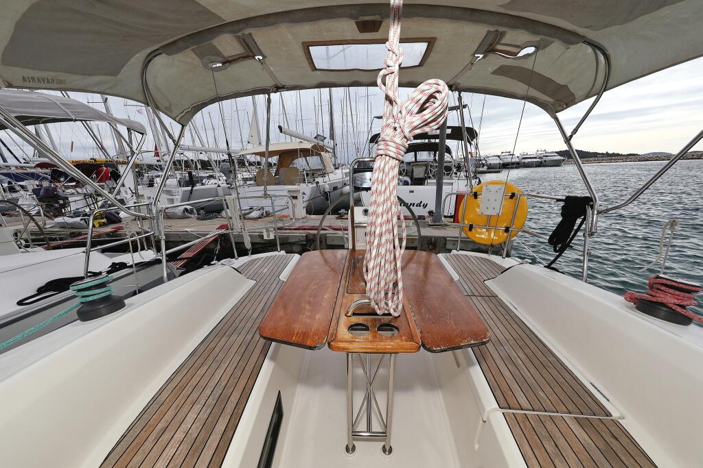 Sailing yacht 