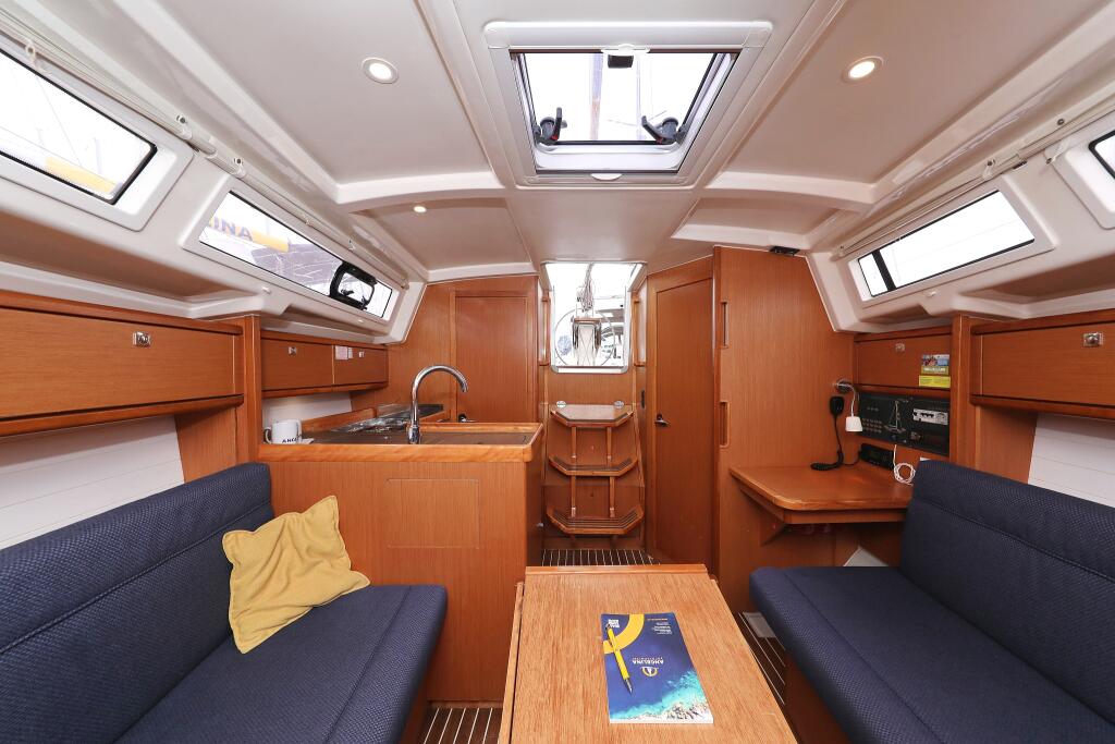 Sailing yacht 