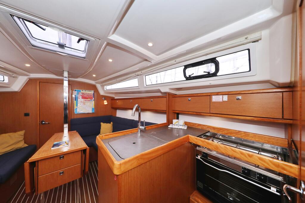 Sailing yacht 